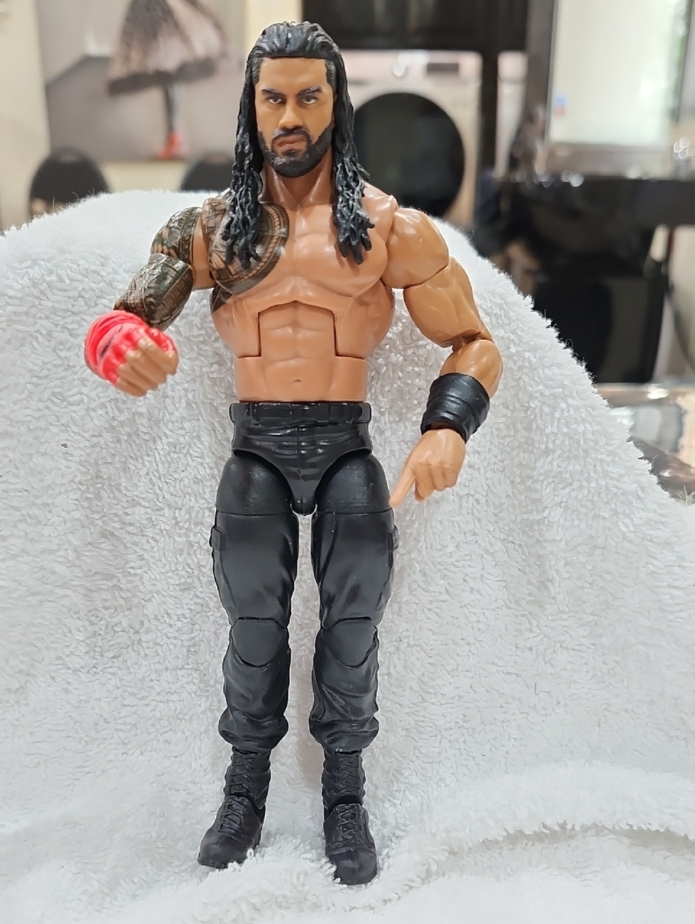 2011 MATTEL WWE ELITE COLLECTION ROMAN REIGNS ACTION FIGURE